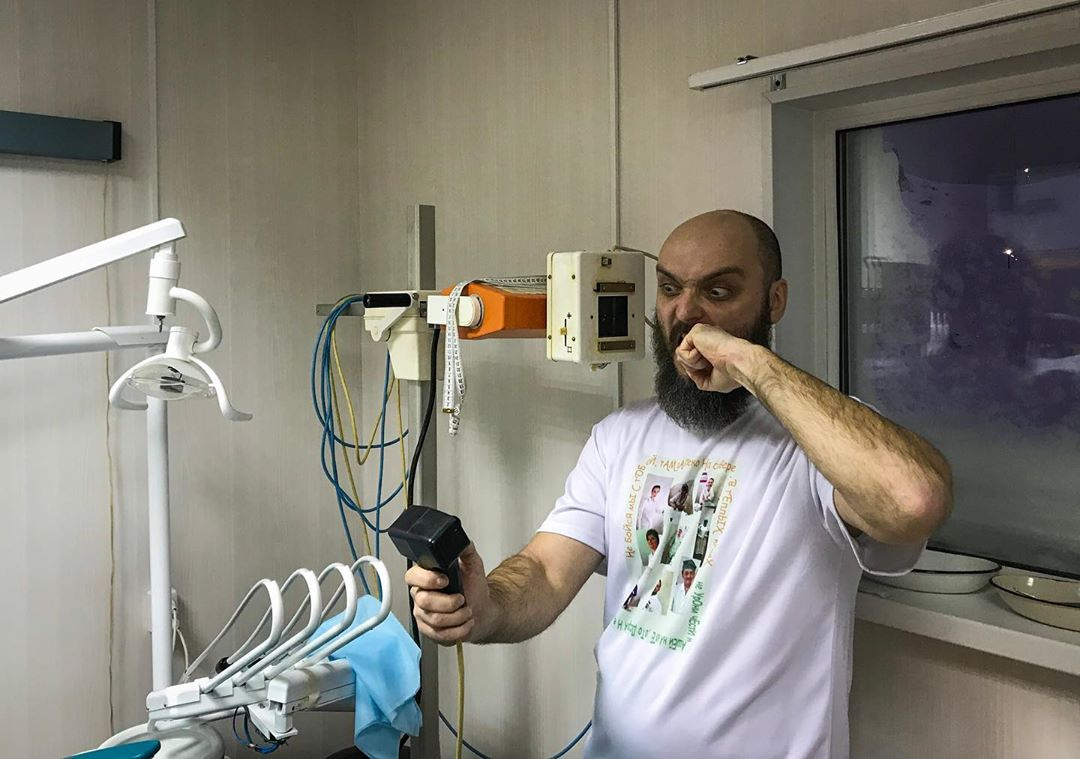 Анатолий лечит и себя, и других Анатолий лечит и себя, и других