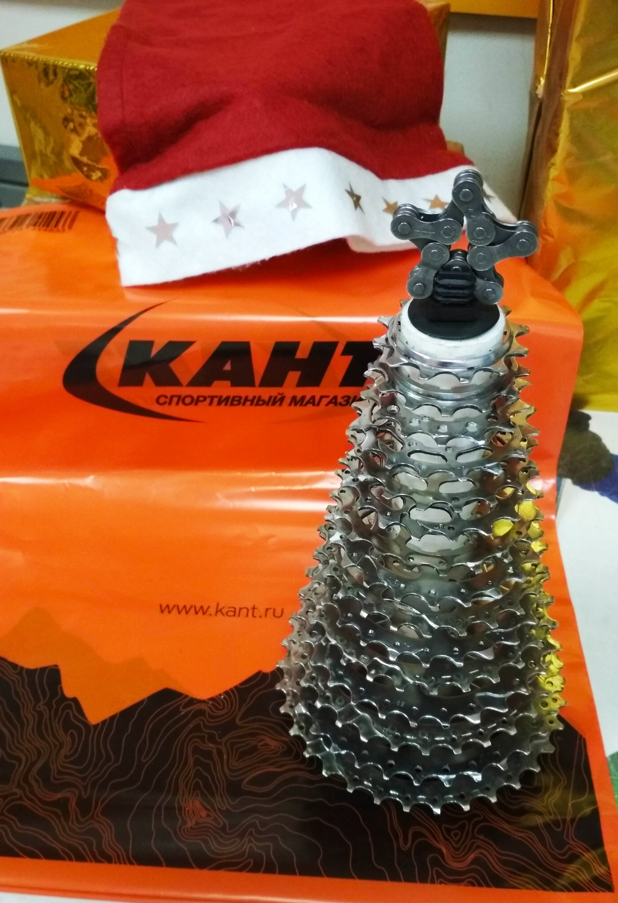В спортивном магазине «Кант» ёлку сделали из звезд трансмиссии горного велосипеда и звезды из цепочки велосипеда