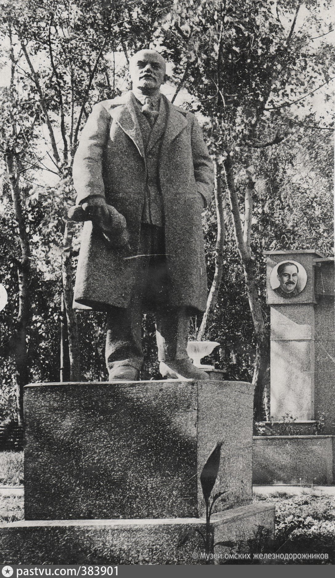 Памятник Ленину в саду Лобкова Памятник Ленину в саду Лобкова