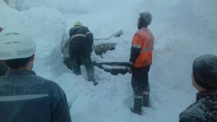 В Норильске снегом завалило фабрику и искорежило машины