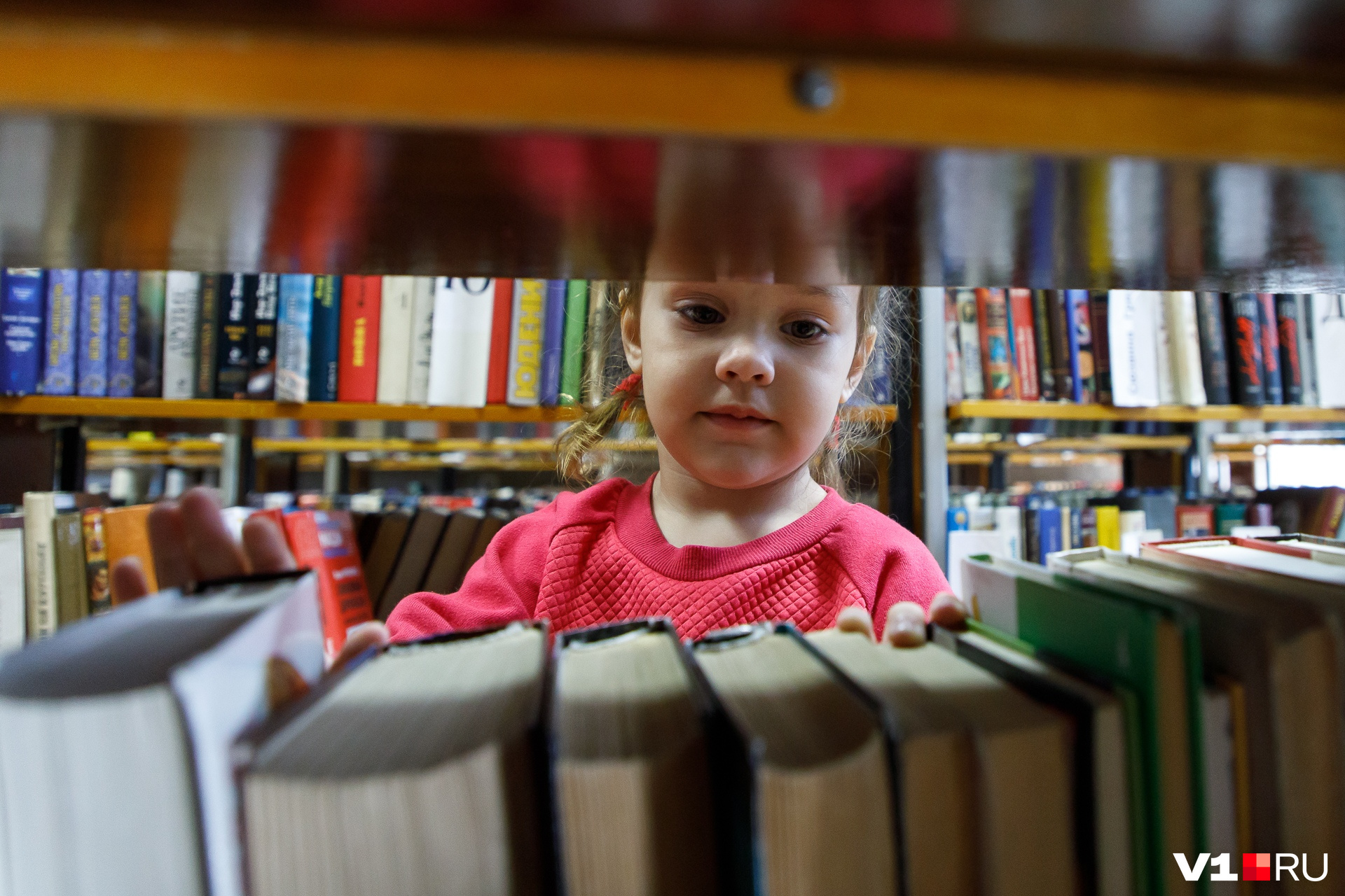 Несмотря на богатый ассортимент развлечений, многие прятались за книжными полками Несмотря на богатый ассортимент развлечений, многие прятались за книжными полками