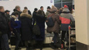 «Не считают нужным с людьми разговаривать»: толпа пассажиров час не могла забрать багаж в Толмачёво