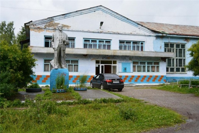 Памятник вождю в поселке установлен перед клубом «Химик» Памятник вождю в поселке установлен перед клубом «Химик»