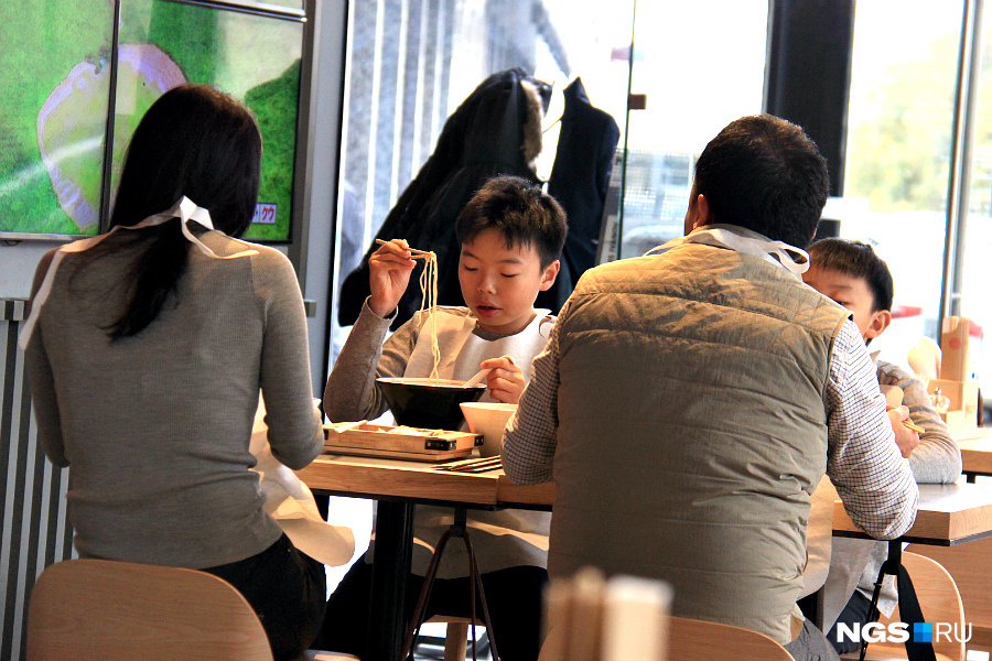 Японские семьи — частые гости в новом заведении во время обеда