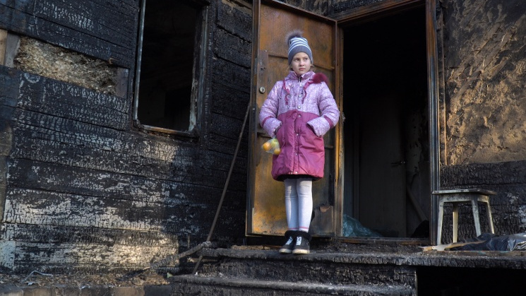 «Поздравьте нас с тем, что выжили!»: пожар уничтожил дом волгоградцев с пятью детьми