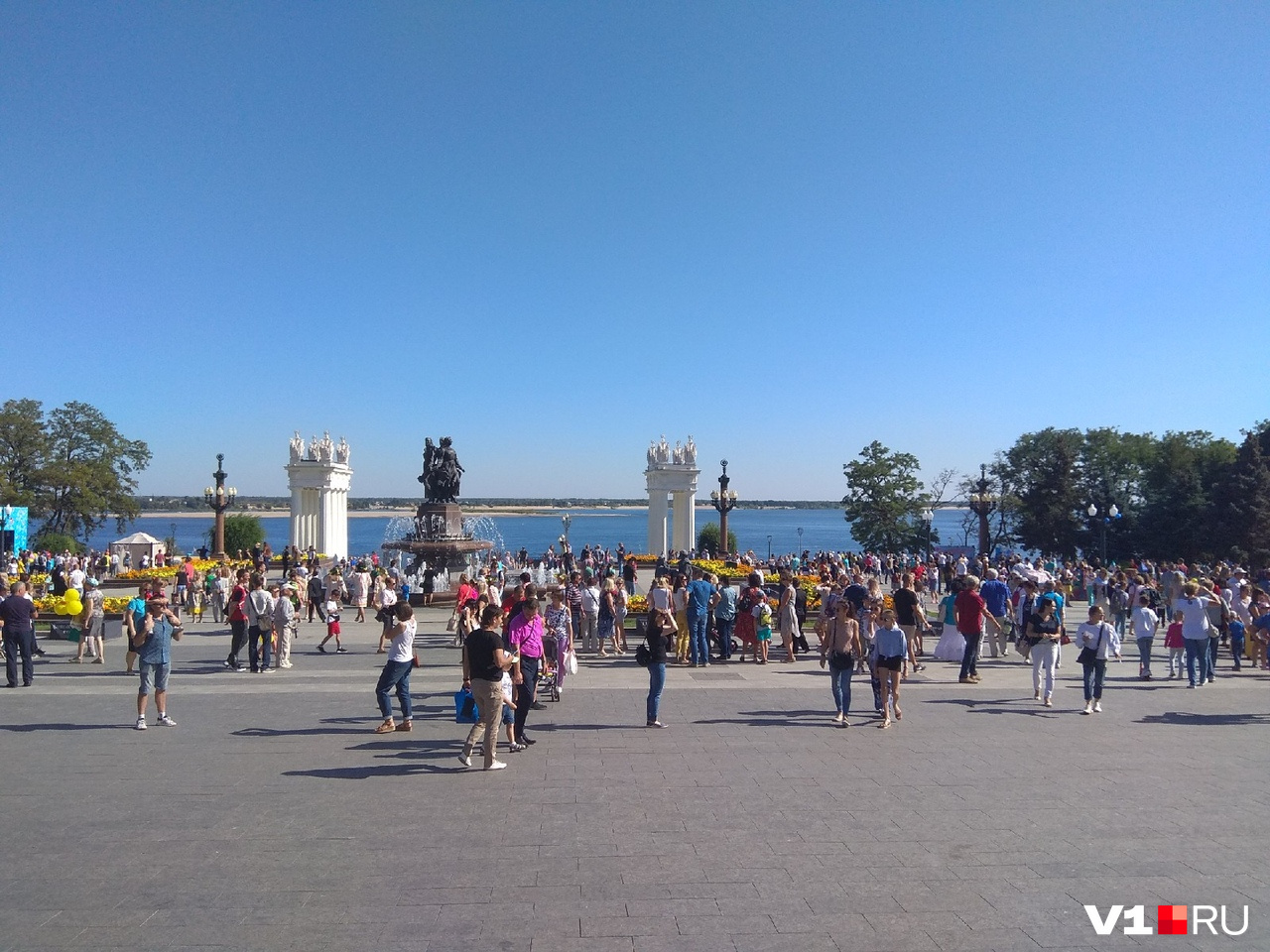 Набережная наполняется волгоградцами Набережная наполняется волгоградцами