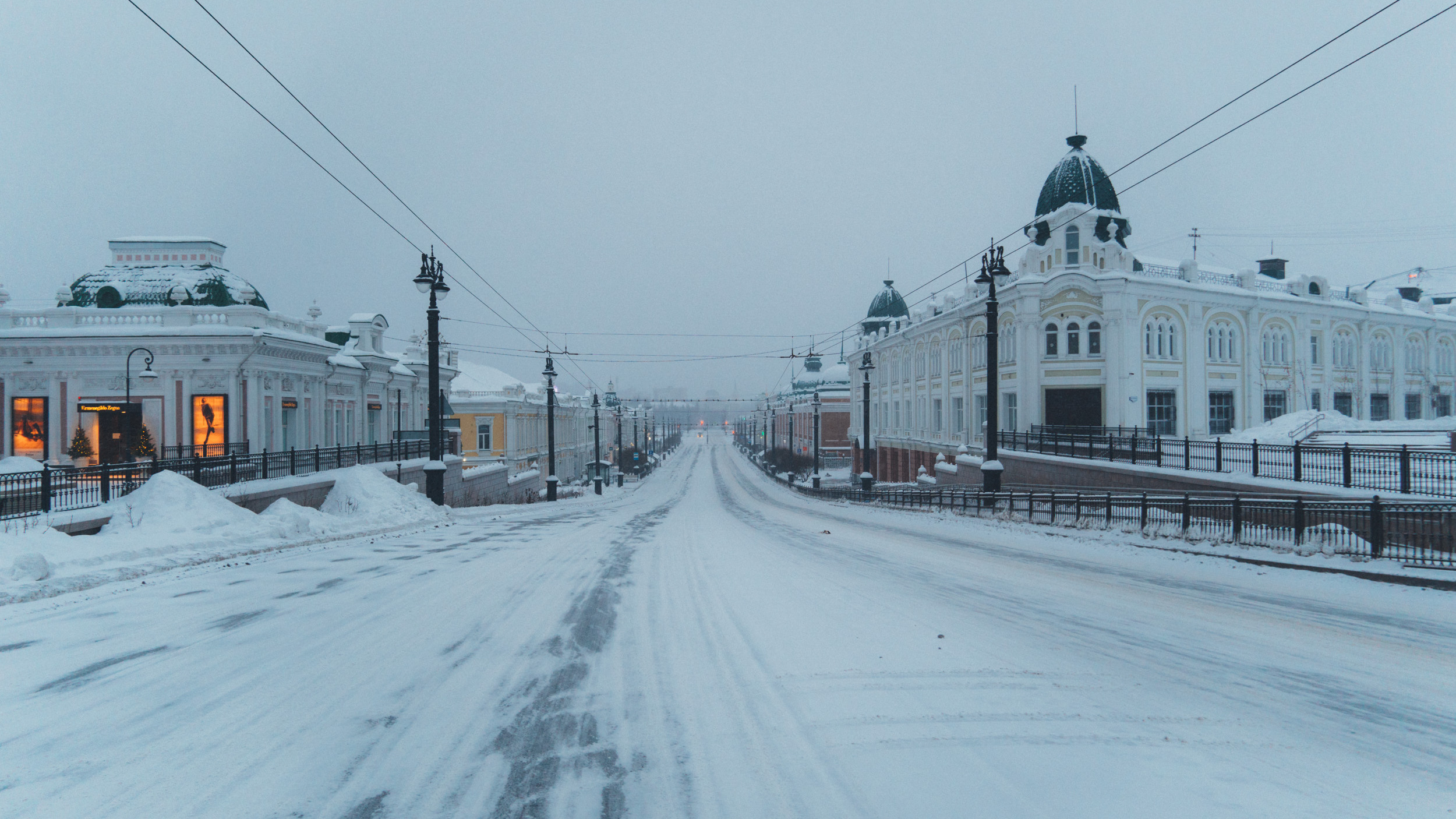 Омск 1 час. Город Омск зима. Омск первый снег 2020. Снегопад Омск 2020. Центр Омска зимой.