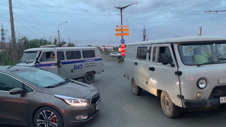 «Следили за работой при режиме НМУ»: машину челябинского общественника заблокировала охрана «Мечела»