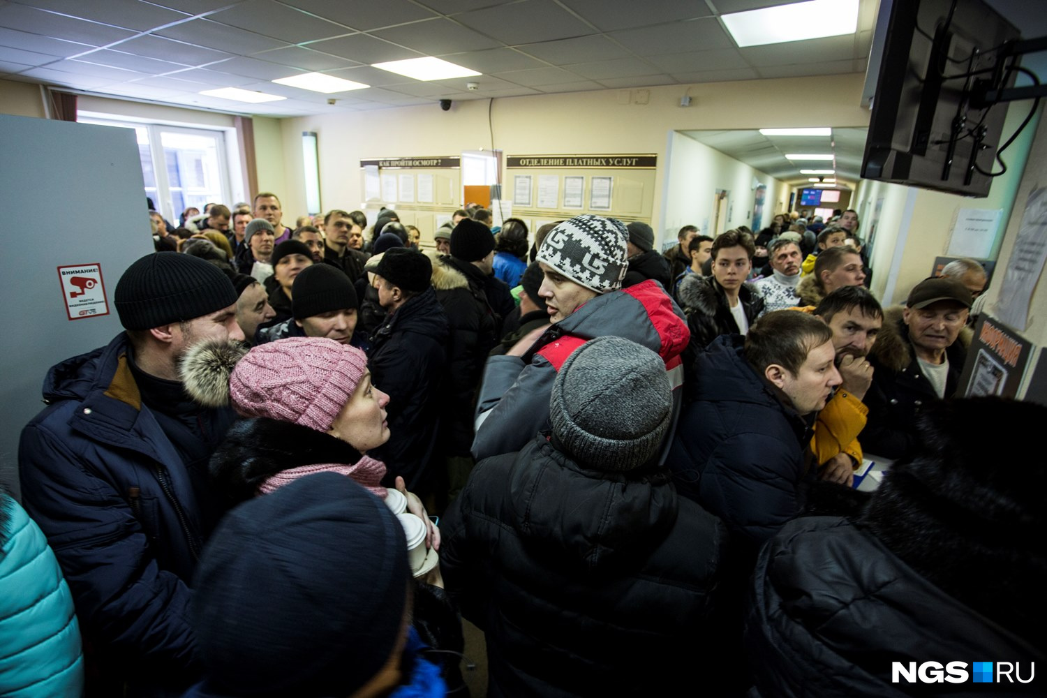 Причина диких очередей — в <a href="https://ngs.ru/text/auto/2019/11/20/66359221/" target="_blank" class="_">новых правилах получения медсправки</a>, для которой с 22 ноября потребуются дополнительные анализы на выявление в крови наркотических средств и определения хронического алкоголизма. Стоимость новых справок, со слов водителей, может увеличиться в пять раз <br>