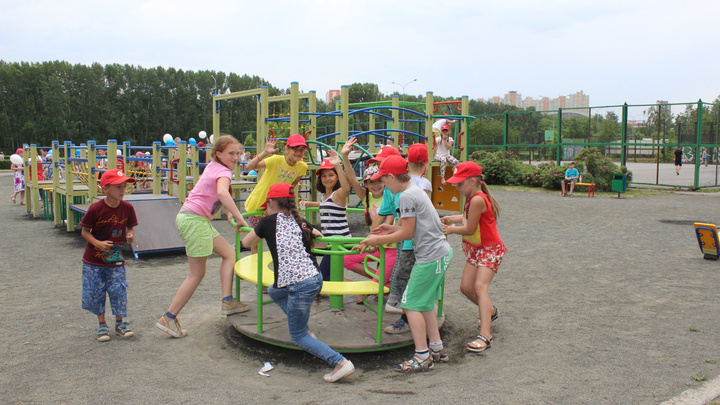 В парке Кемерово появилась детская площадка с мини-каруселью и теннисным столом