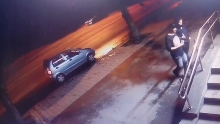 В Екатеринбурге автоворы вскрыли автомобиль на сигнализации, пока хозяева были в магазине