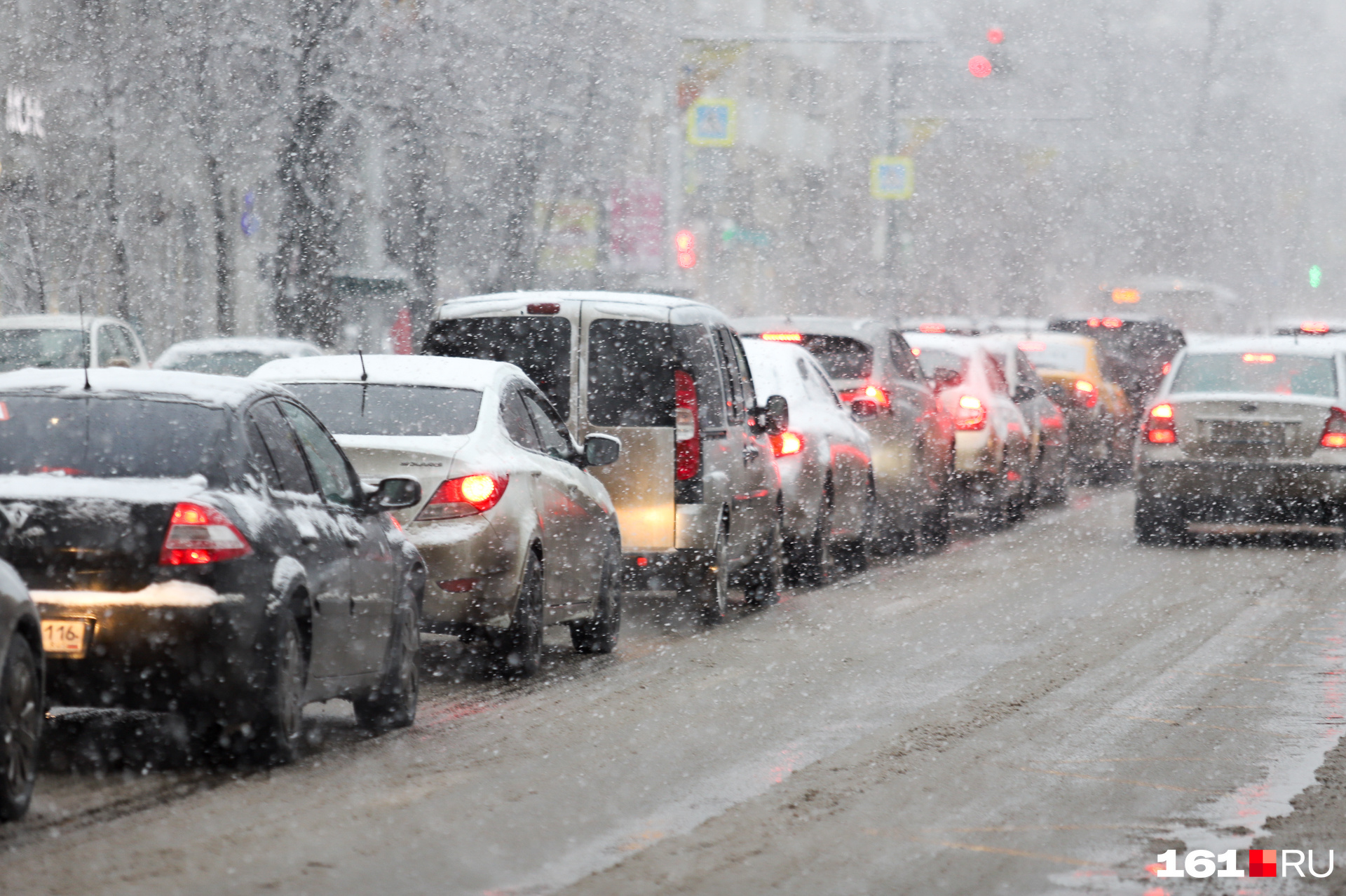 Из-за снегопада проезд на многих улицах затруднен