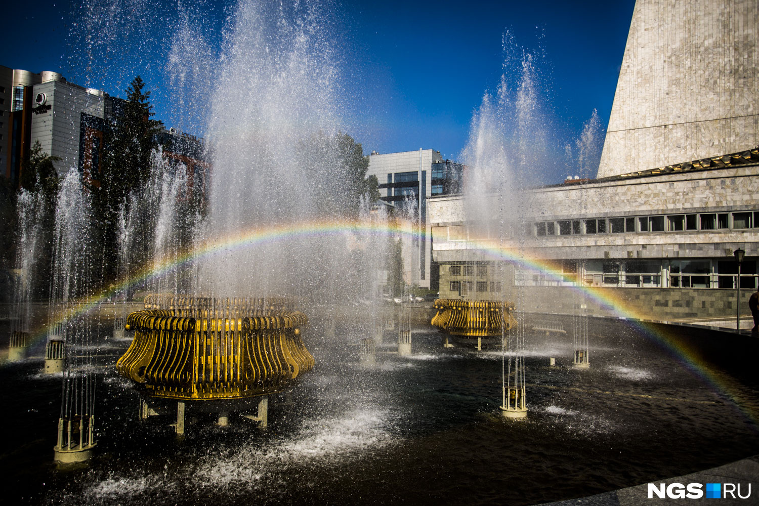 Радуга над фонтаном у «Глобуса». Фото Густаво Зырянова