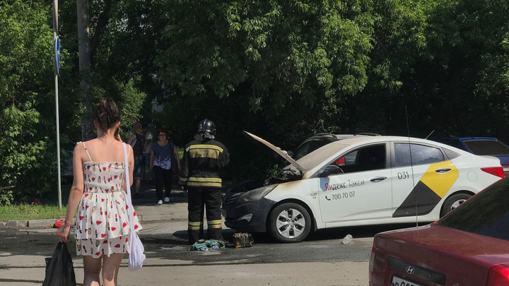 «Тушить помогали автомобилисты»: в Челябинске загорелась машина «Яндекс.Такси»