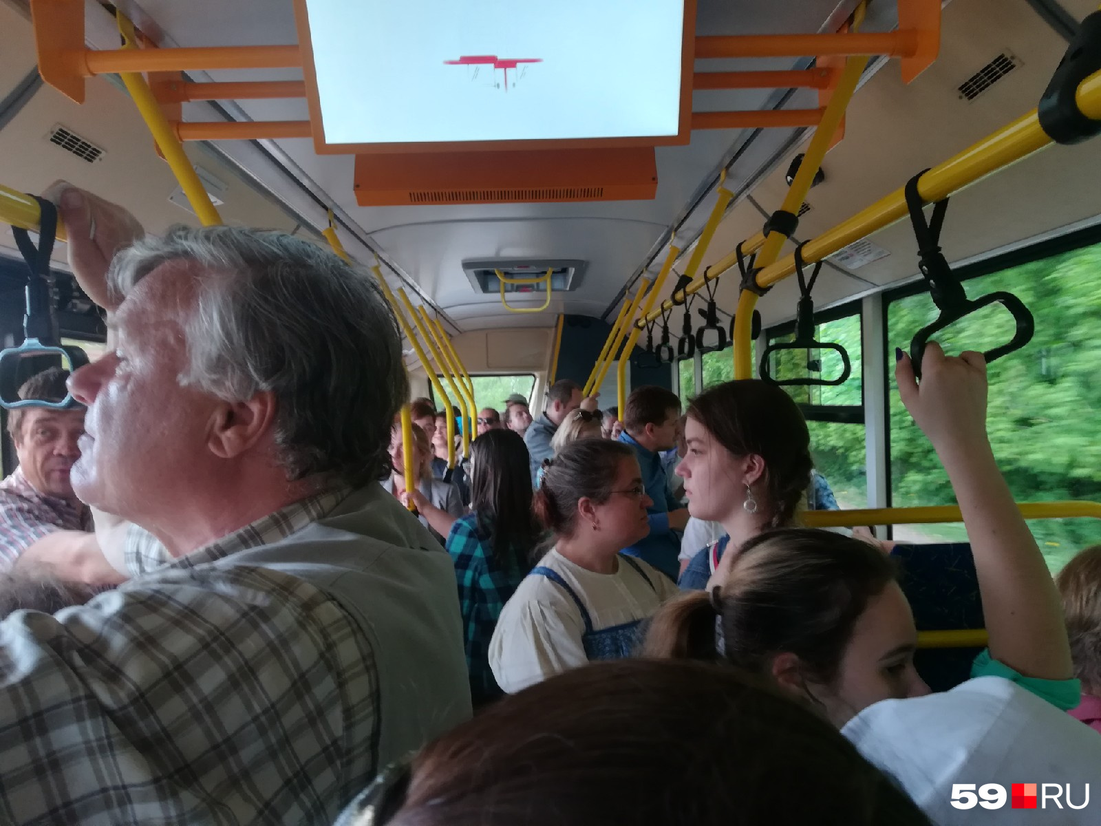 Люди направляются в центр города Люди направляются в центр города