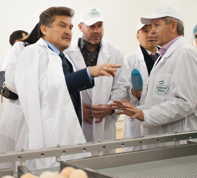 Потерпевшие предприниматели добиваются привлечения к ответственности бывшего владельца агрохолдинга Олега Колесникова (в центре, на заднем плане)