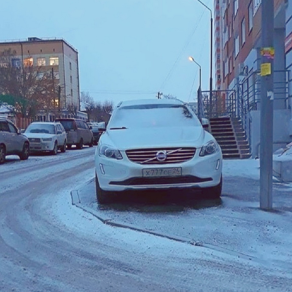 Судя по засыпанному снегом кузову, стоит этот парень довольно давно Судя по засыпанному снегом кузову, стоит этот парень довольно давно