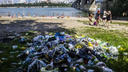 Власти приехали на пляж убирать мусор, но не успели — свалка исчезла сама