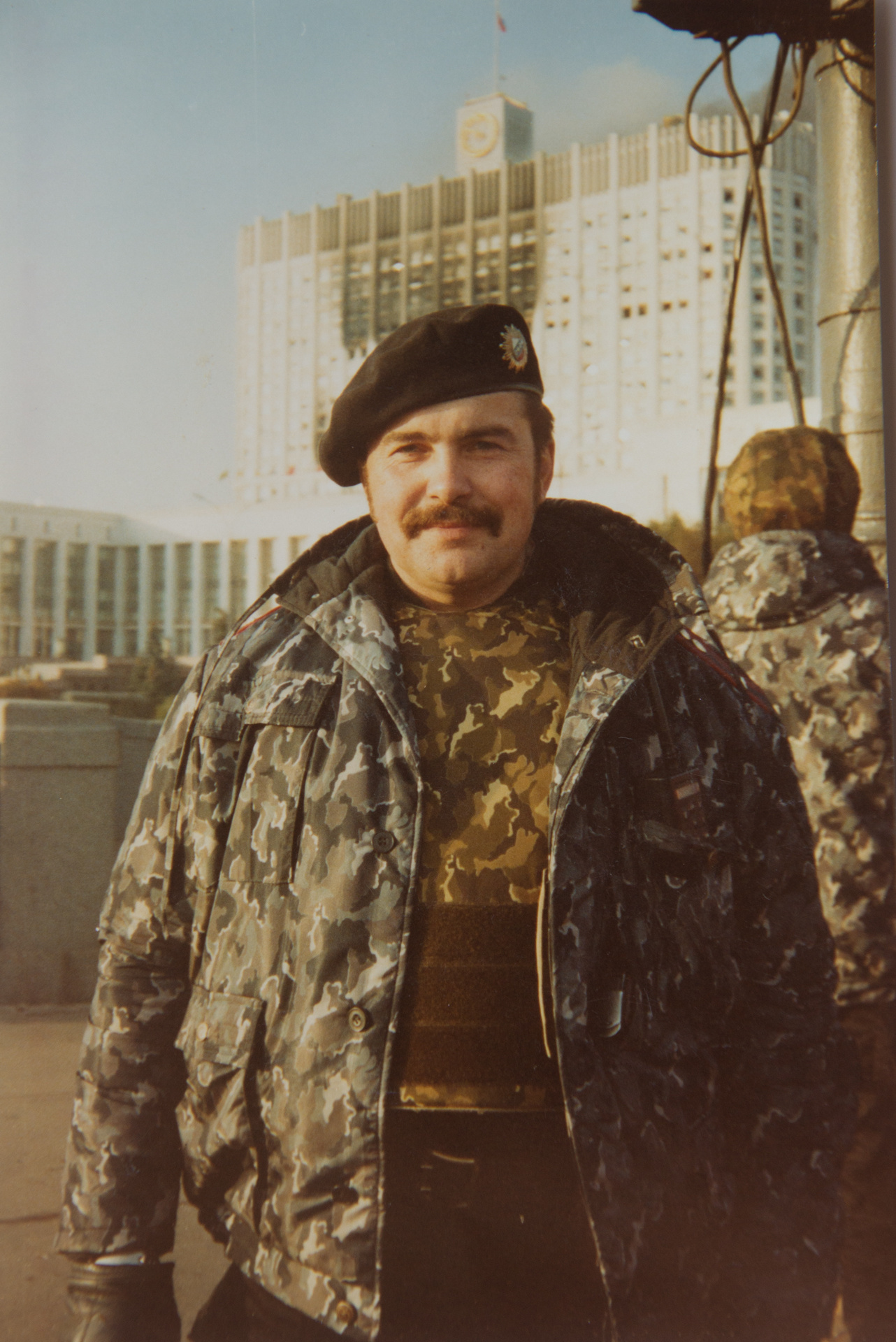 Полковник Владимир Ефимов, участник штурма Белого дома, он был командиром объединенного сводного отряда Свердловской области. Тогда ему был 31 год