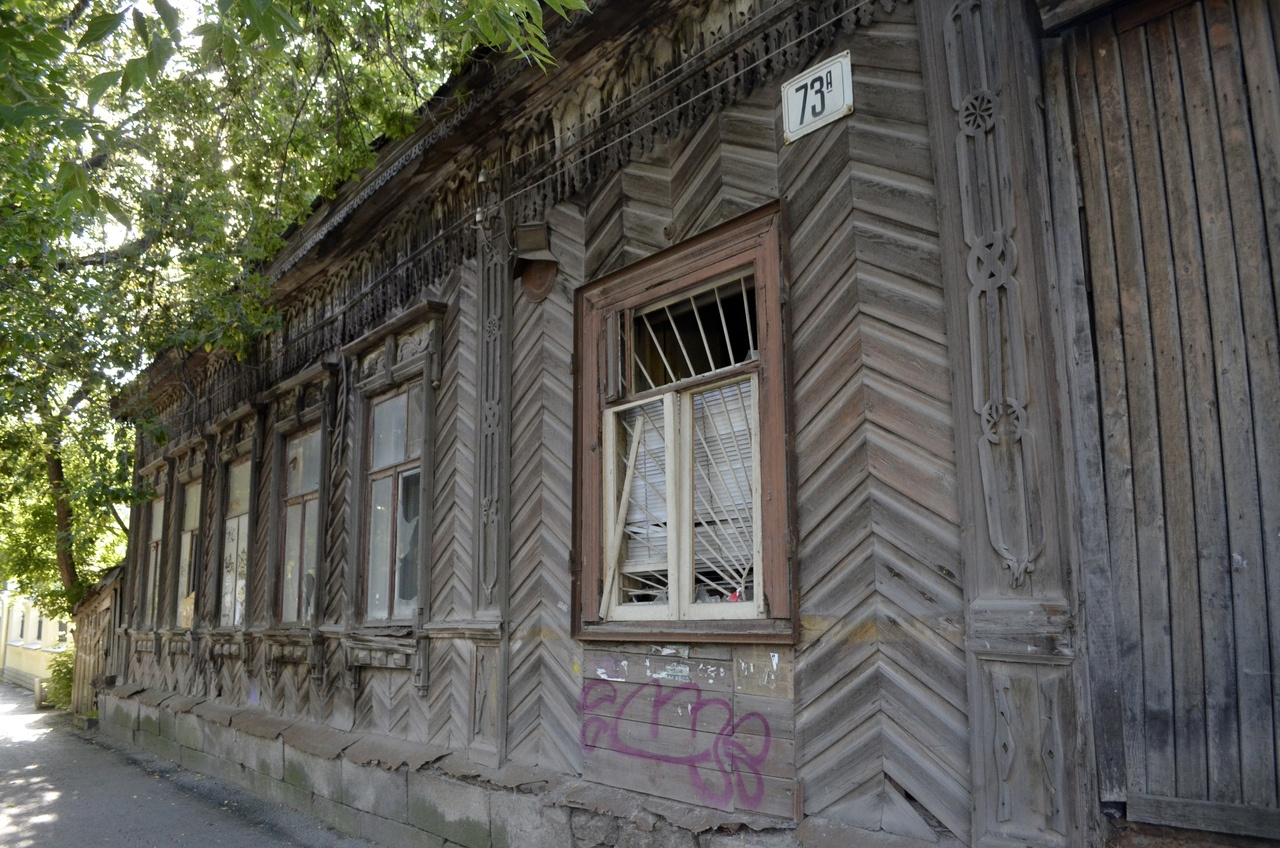 Флигель стоит на Декабристов, 73а. Перевозить его начнут, когда растает снег Флигель стоит на Декабристов, 73а. Перевозить его начнут, когда растает снег