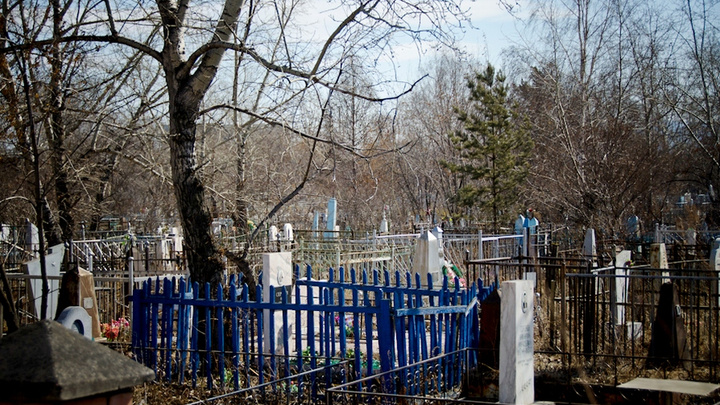 В полиции Красноярска нашли сотрудника, продающего контакты родственников умерших ритуальщикам