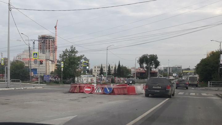 Челябинские коммунальщики ликвидировали провал на дороге возле торгового центра