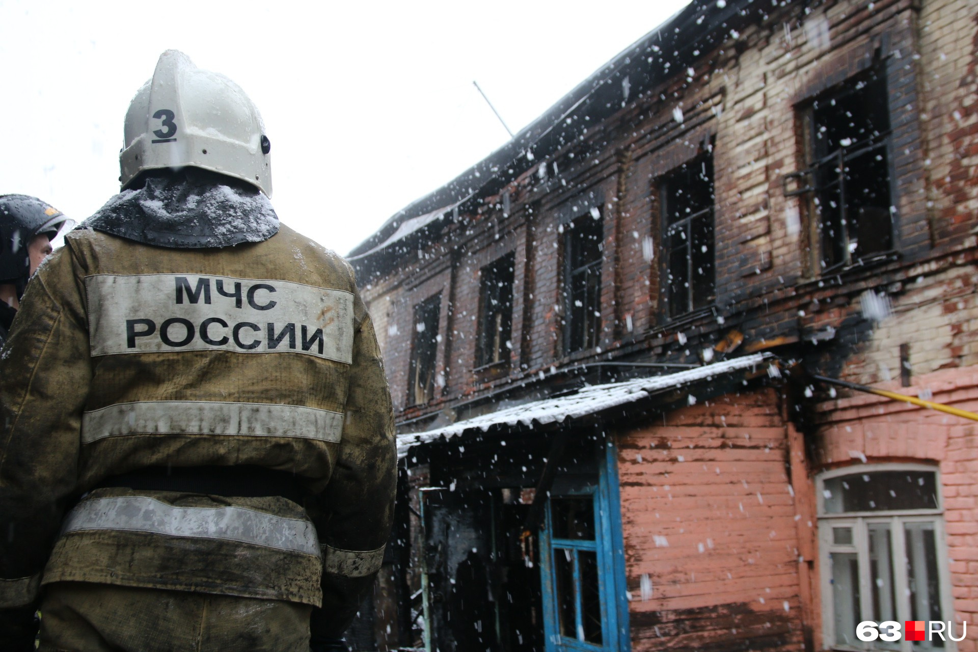 Сотрудники МЧС всё утро разбирали завалы в домах Сотрудники МЧС всё утро разбирали завалы в домах