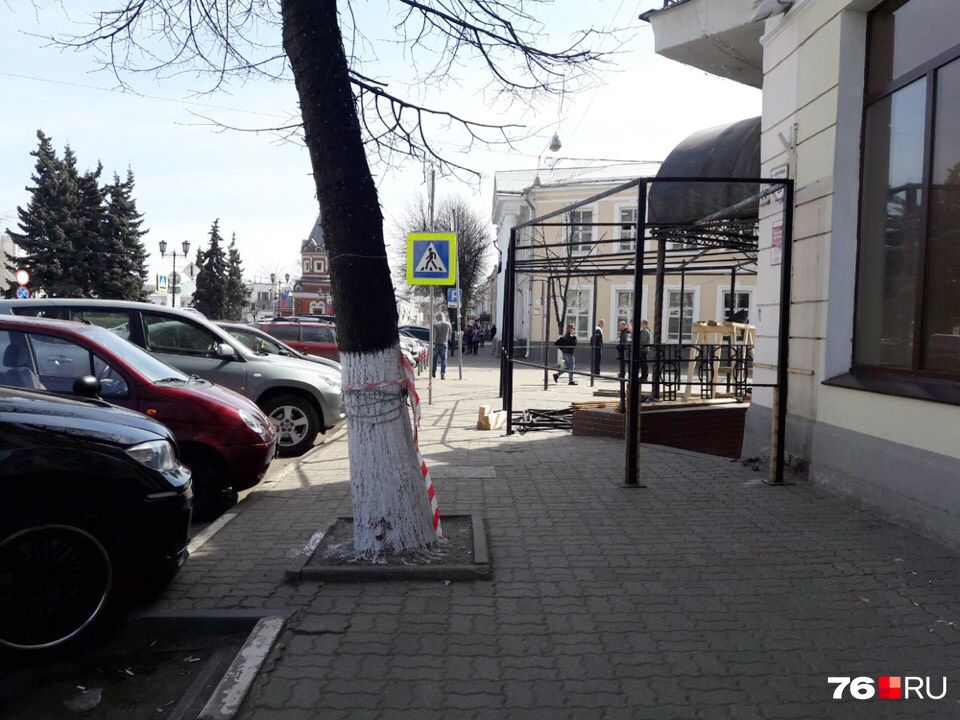 В администрации Ярославля заявляют, что такой ширины тротуара достаточно 