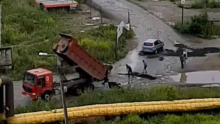 «Лишний остался?»: в крупном микрорайоне Челябинска засыпали лужи на дорогах свежим асфальтом