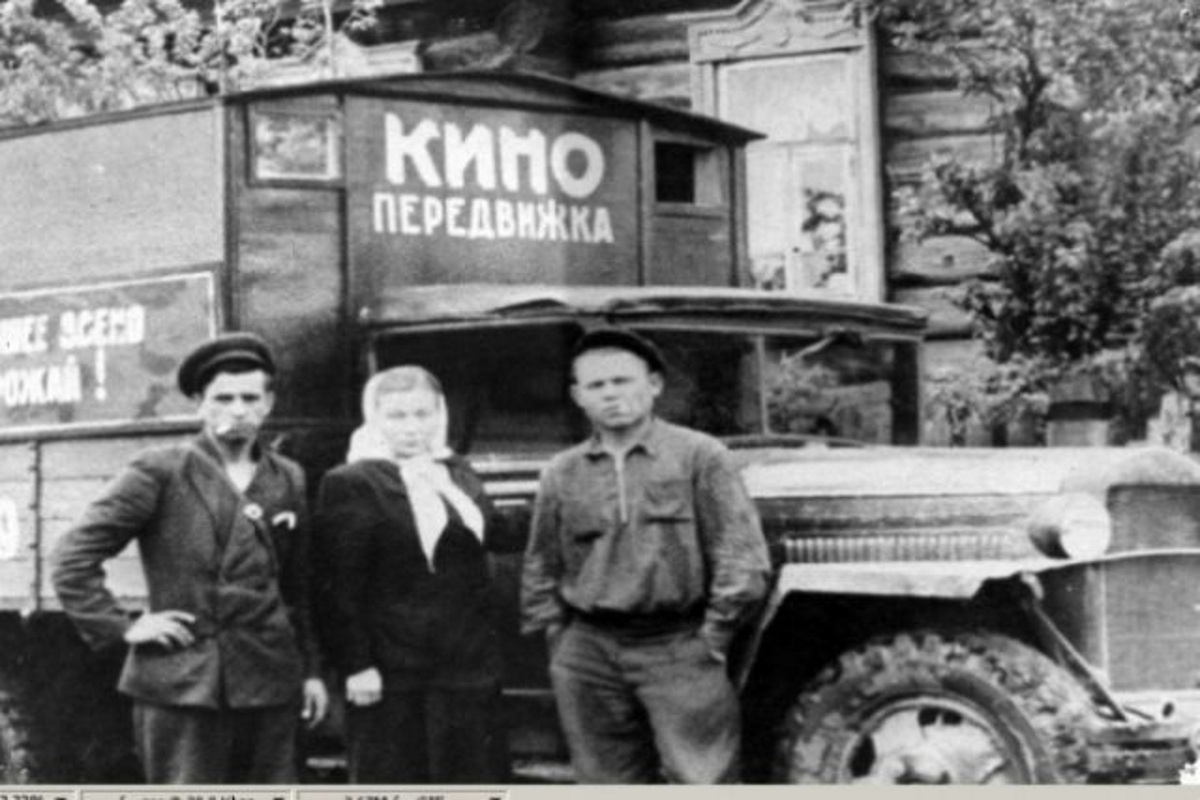 В военные и послевоенные годы киноаппараты перевозили на грузовичках ГАЗ