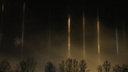 Фото: над Толмачёво образовались загадочные яркие столбы