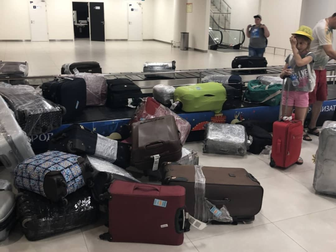Пассажиры провели в аэропорту около суток Пассажиры провели в аэропорту около суток