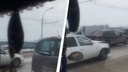 Пять машин столкнулись на дамбе Октябрьского моста — собралась большая пробка