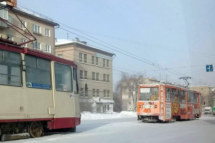 К полудню общественный транспорт встал на Свердловском проспекте