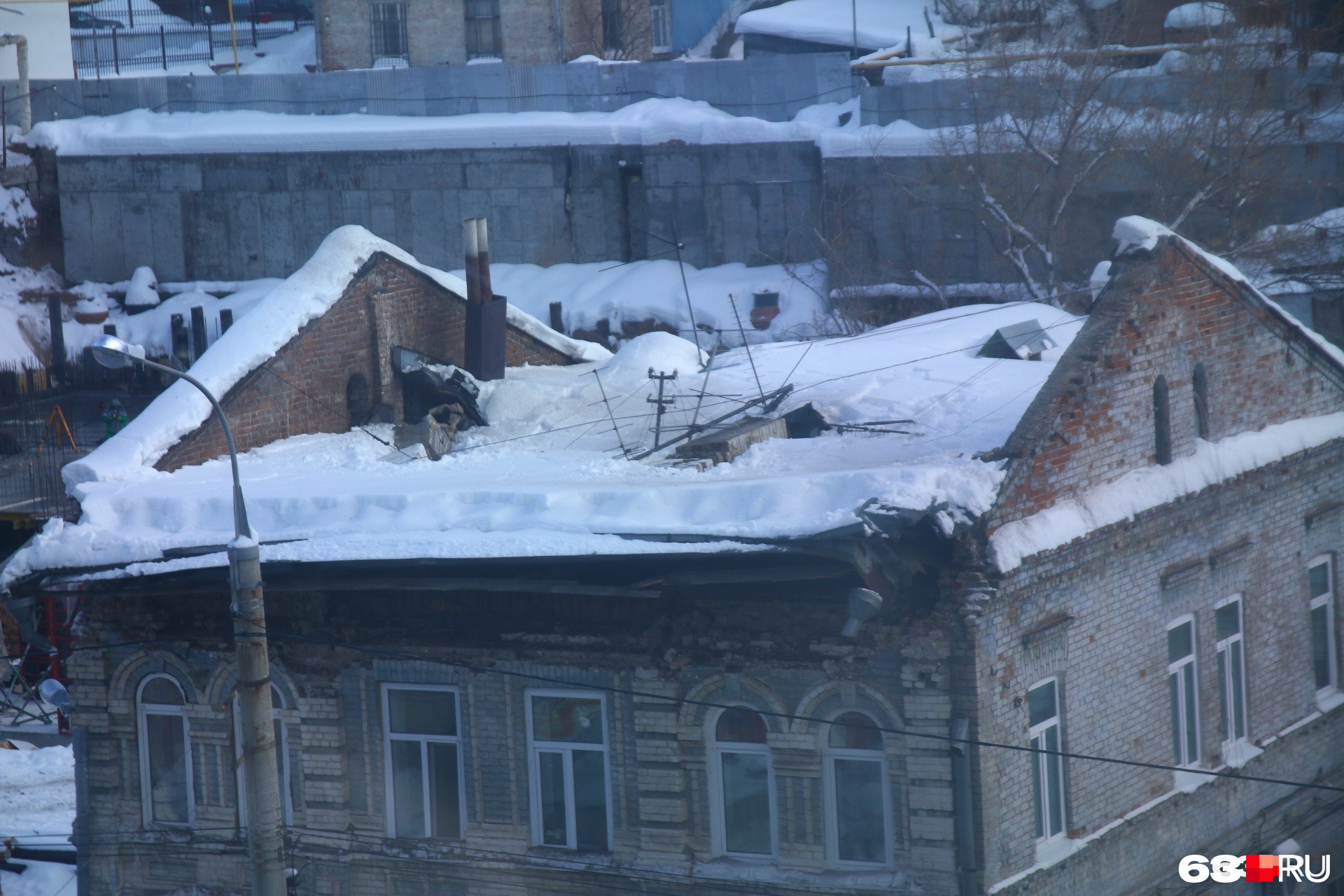 Парад с крыши дома на набережной