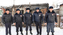 Пять полицейских бросились спасать мужчину из горящего дома