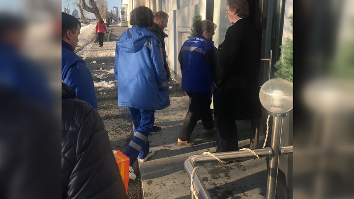 В центре Екатеринбурга глыба льда упала на беременную женщину