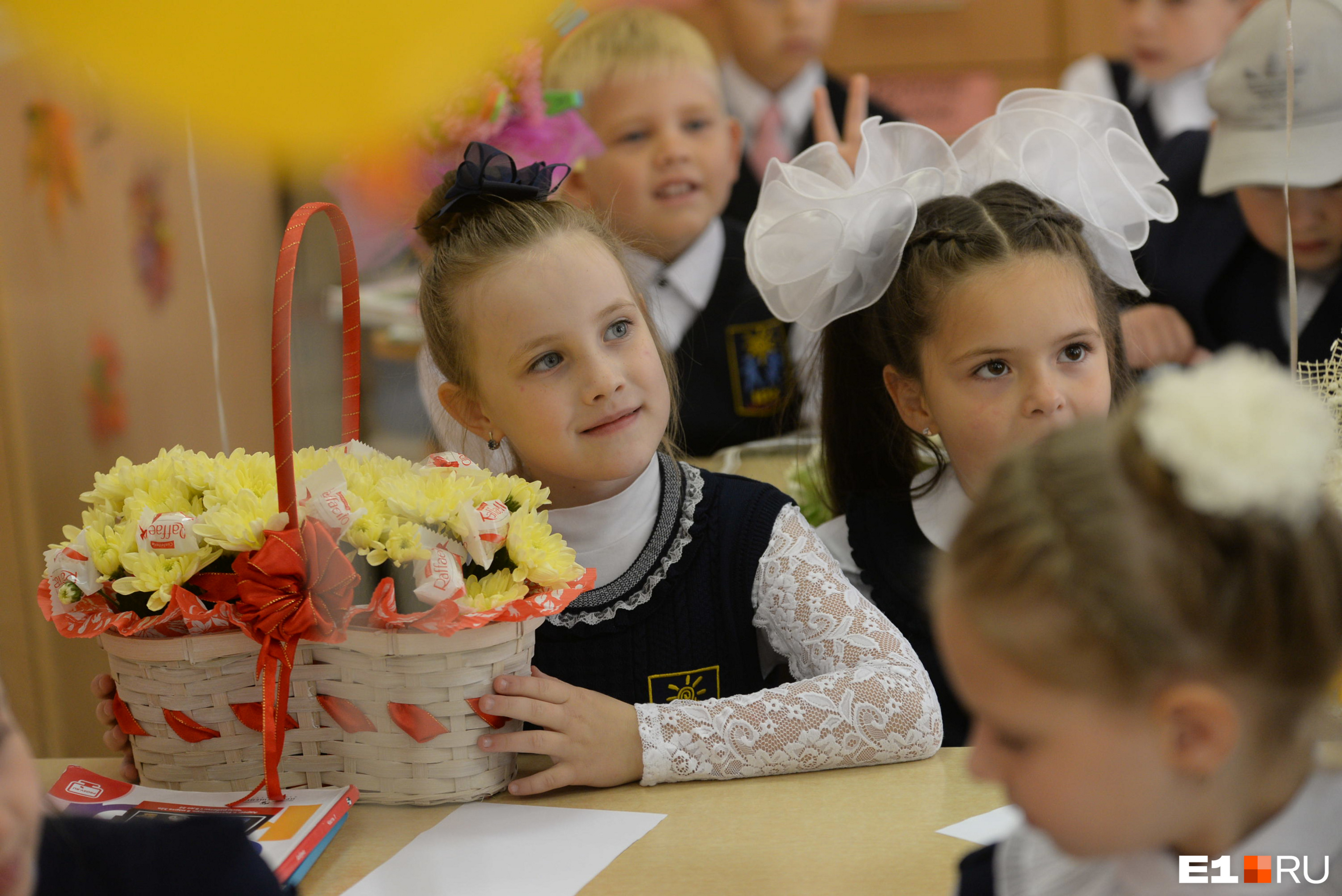 В некоторых школах родителям порекомендовали приносить цветы в корзиночках, а не букетами