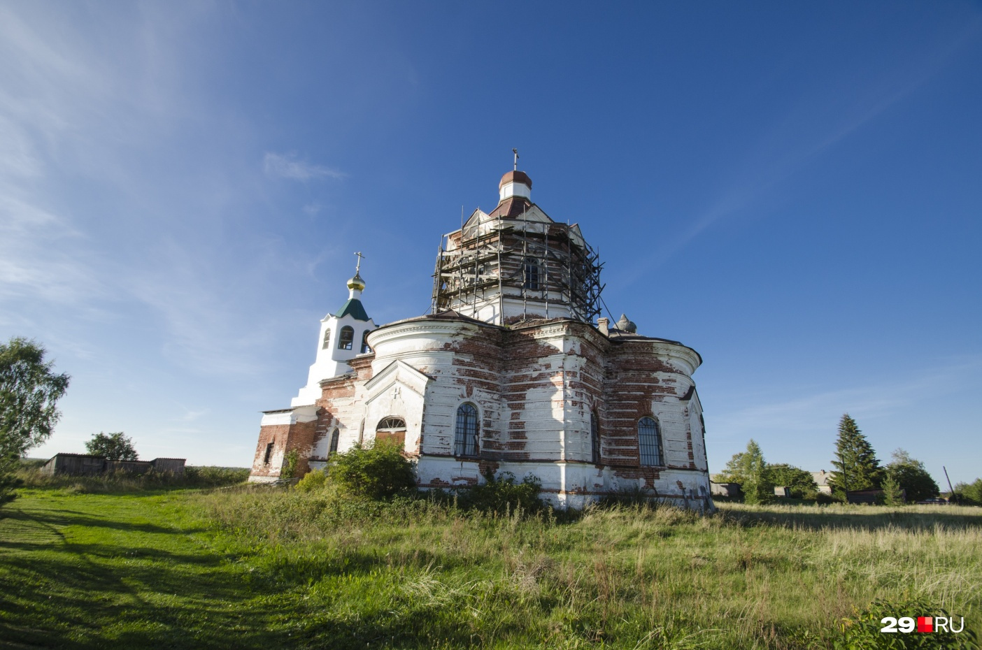 Кирпичная церковь Дмитрия Солунского покрылась трещинами, но службы здесь еще идут