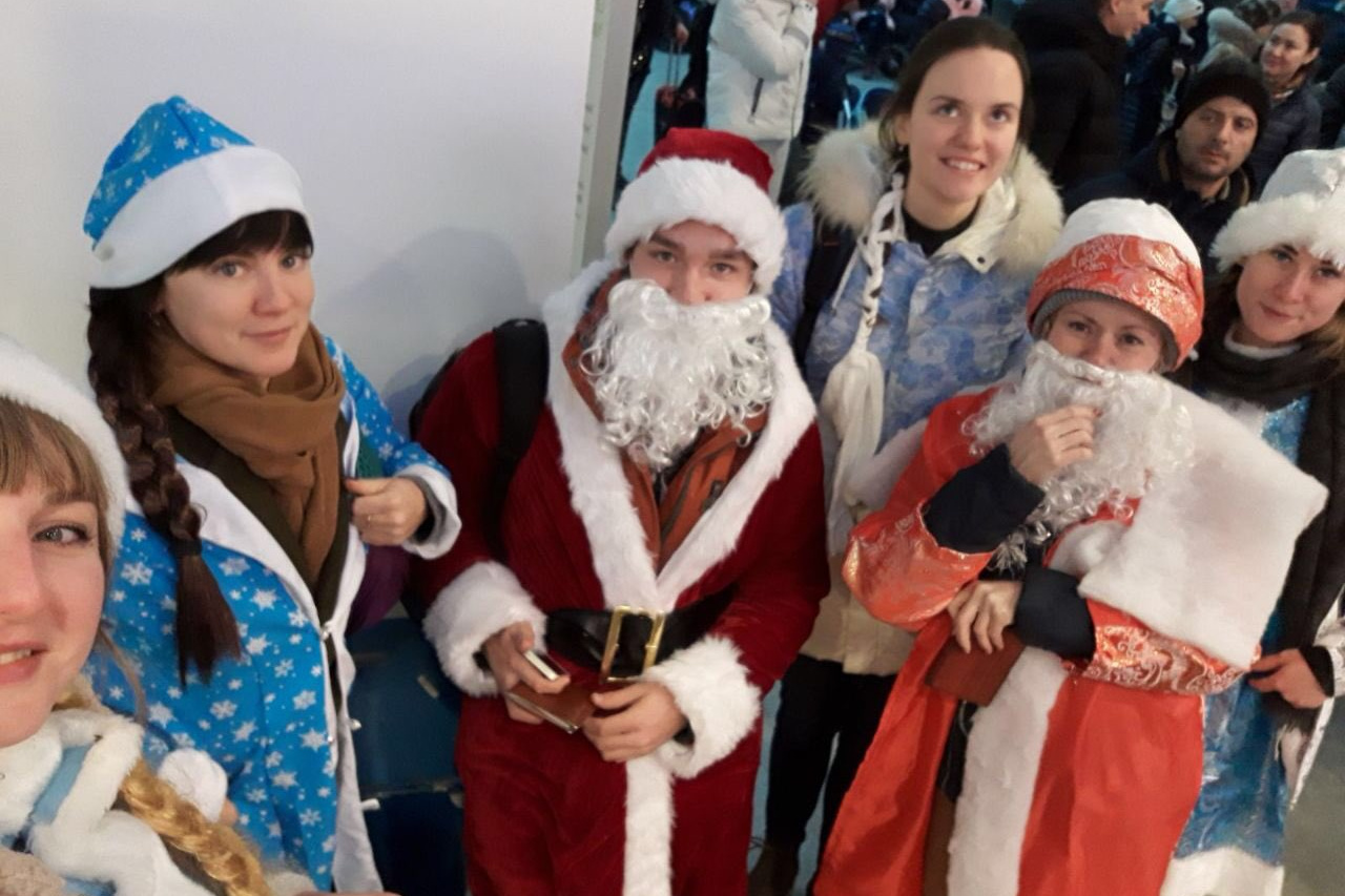 Стоковые фотографии по запросу Women at christmas