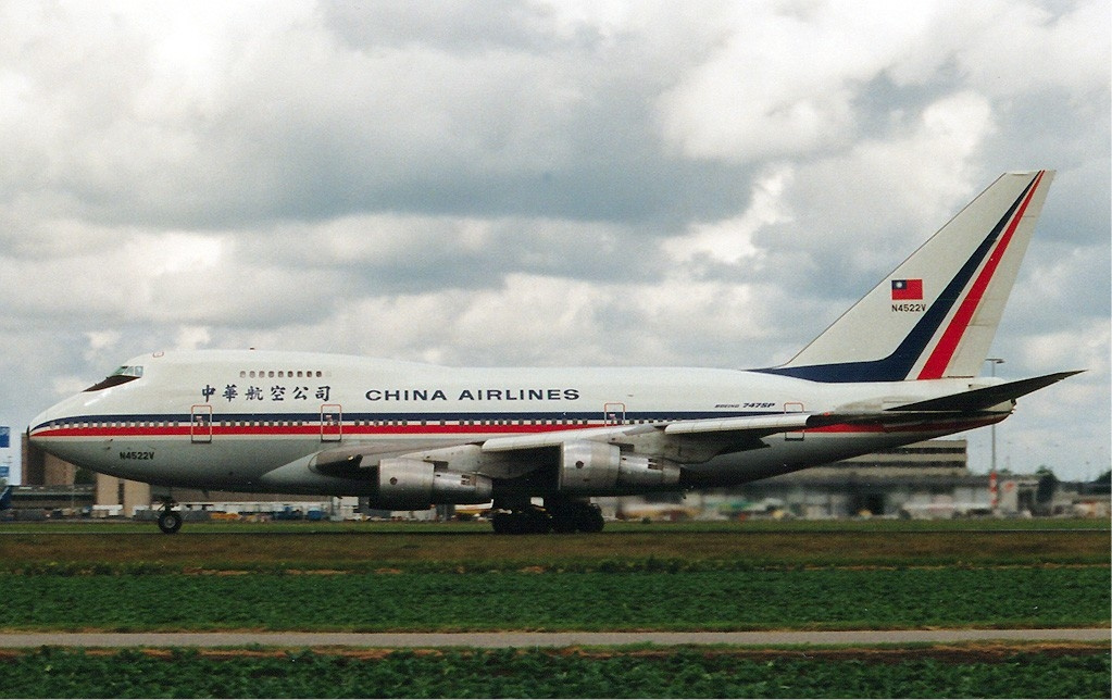 До работы в China Airlines КВС и второй пилот служили в ВВС Китайской Республики, но никто из них не летал на истребителях и они не имели опыта высшего пилотажа До работы в China Airlines КВС и второй пилот служили в ВВС Китайской Республики, но никто из них не летал на истребителях и они не имели опыта высшего пилотажа