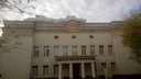 «Ещё при Сталине рожали»: старинное здание роддома в Челябинске оставят без декора