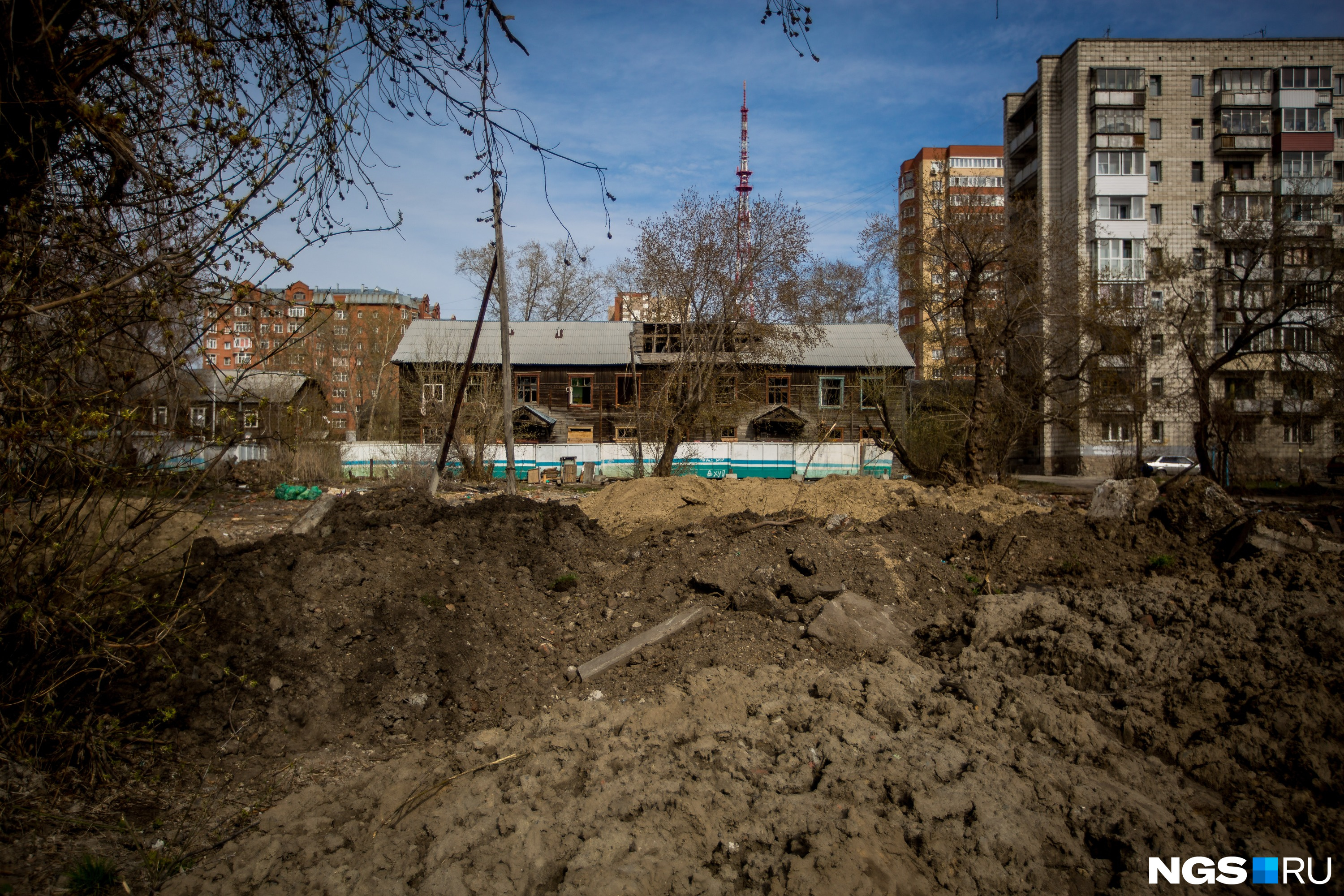 Исчез дом. Деревянные бараки в сосновой Поляне. Пустырь на Водопьянова хотят снести деревянный. Пустырь сегодня было здесь жилище.