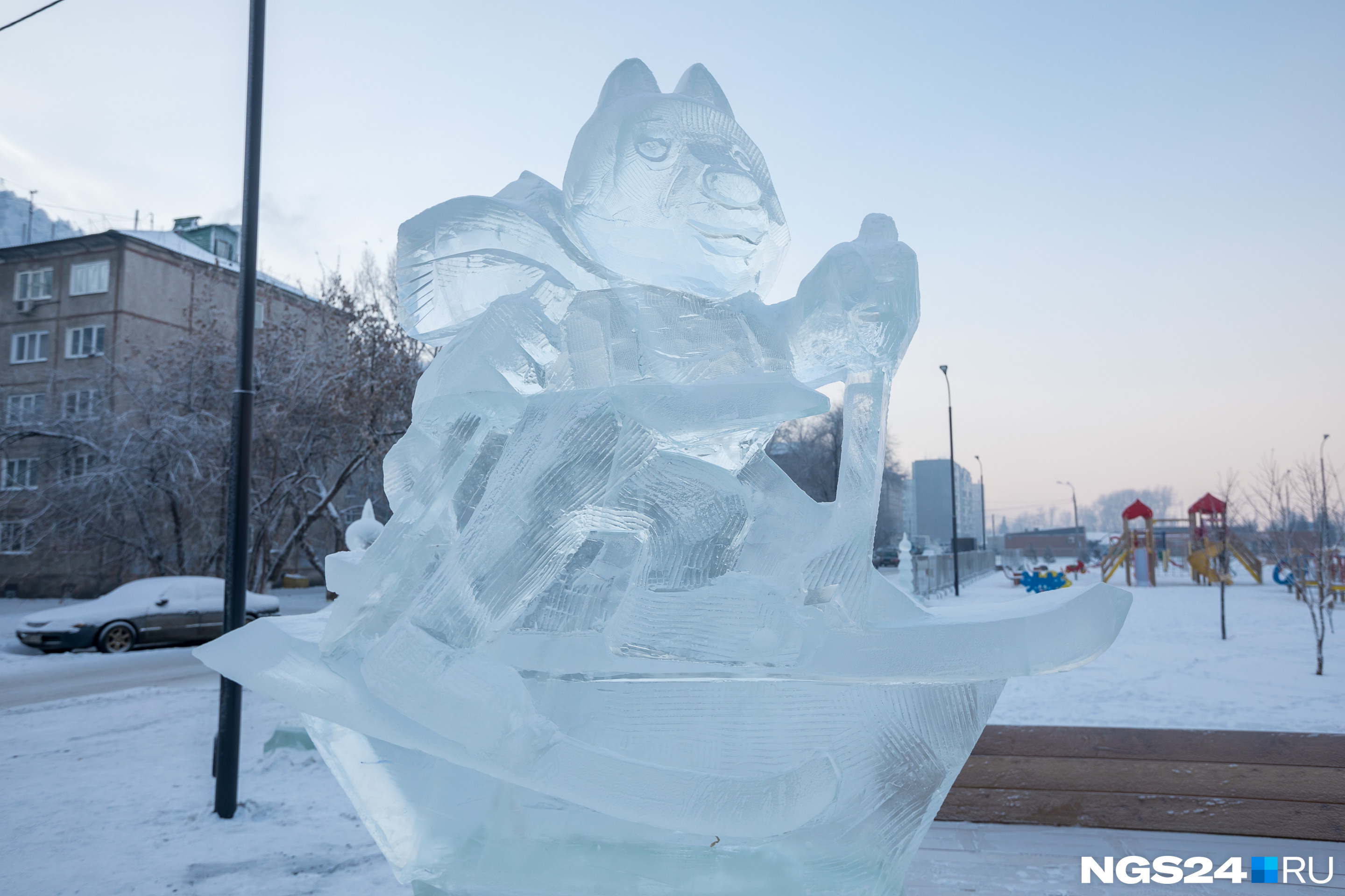 Ледяные скульптуры в сквере исключительно в спортивной тематике