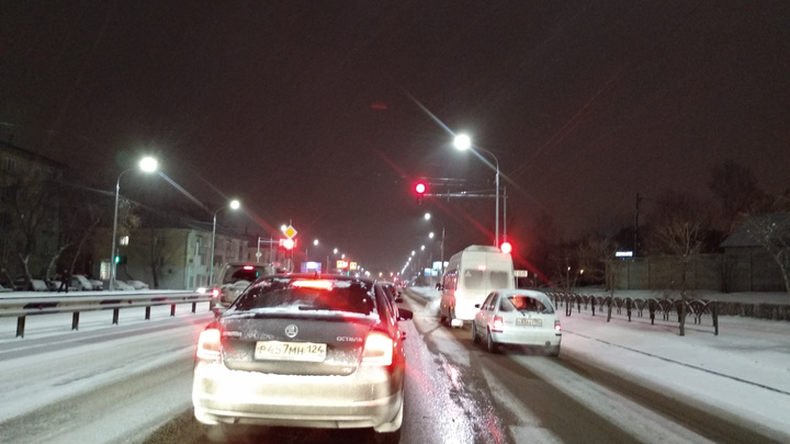 Выпавший снег превратил дороги Красноярска в каток