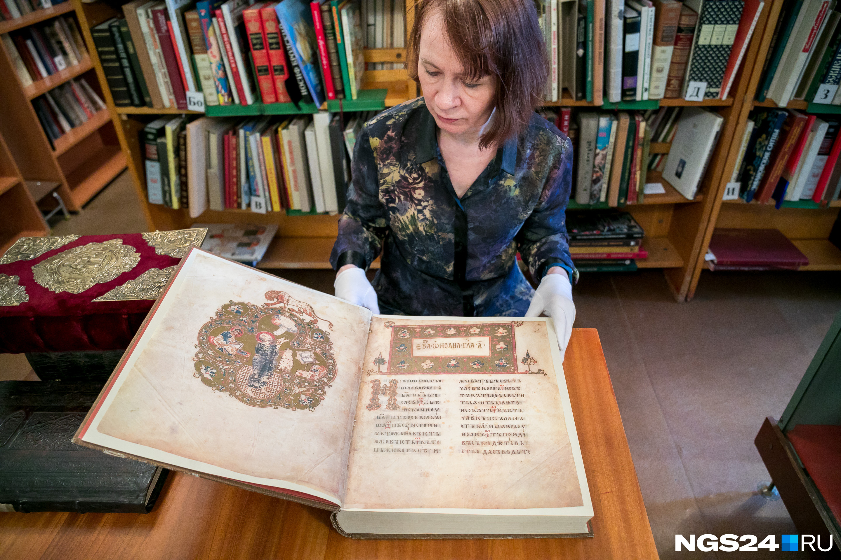 «Остромирово Евангелие» — это самая ранняя точно датированная книга на Руси. В Красноярске есть ее современная копия