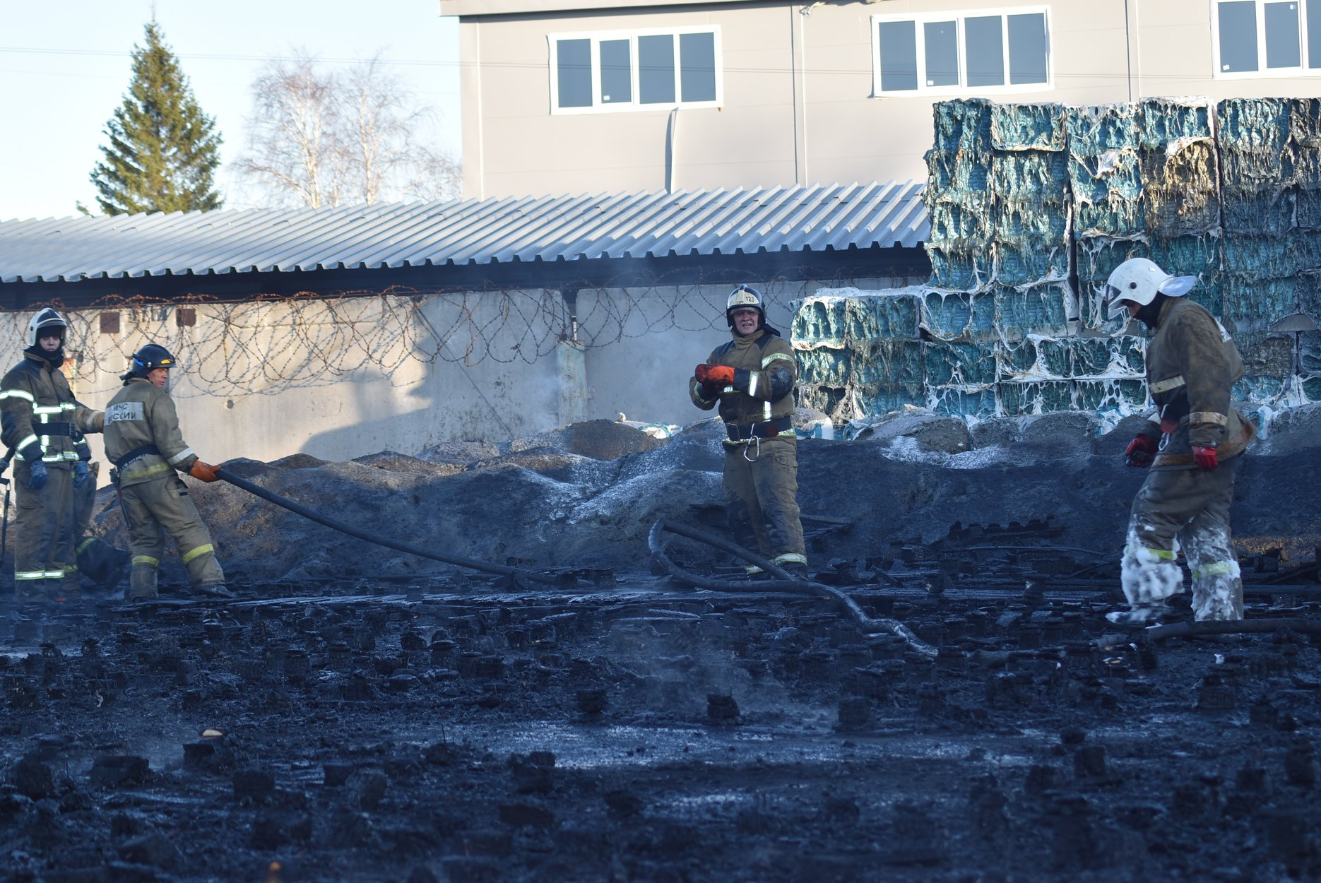 Представители завода, где произошел пожар, пока не готовы рассказать про обстоятельства и причины пожара