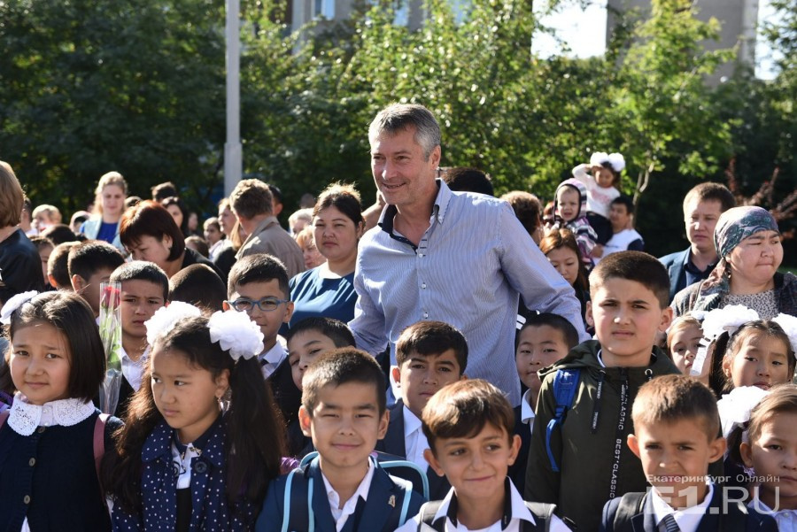 Евгений Ройзман встречался с ребятами из самой многонациональной школы на Сортировке