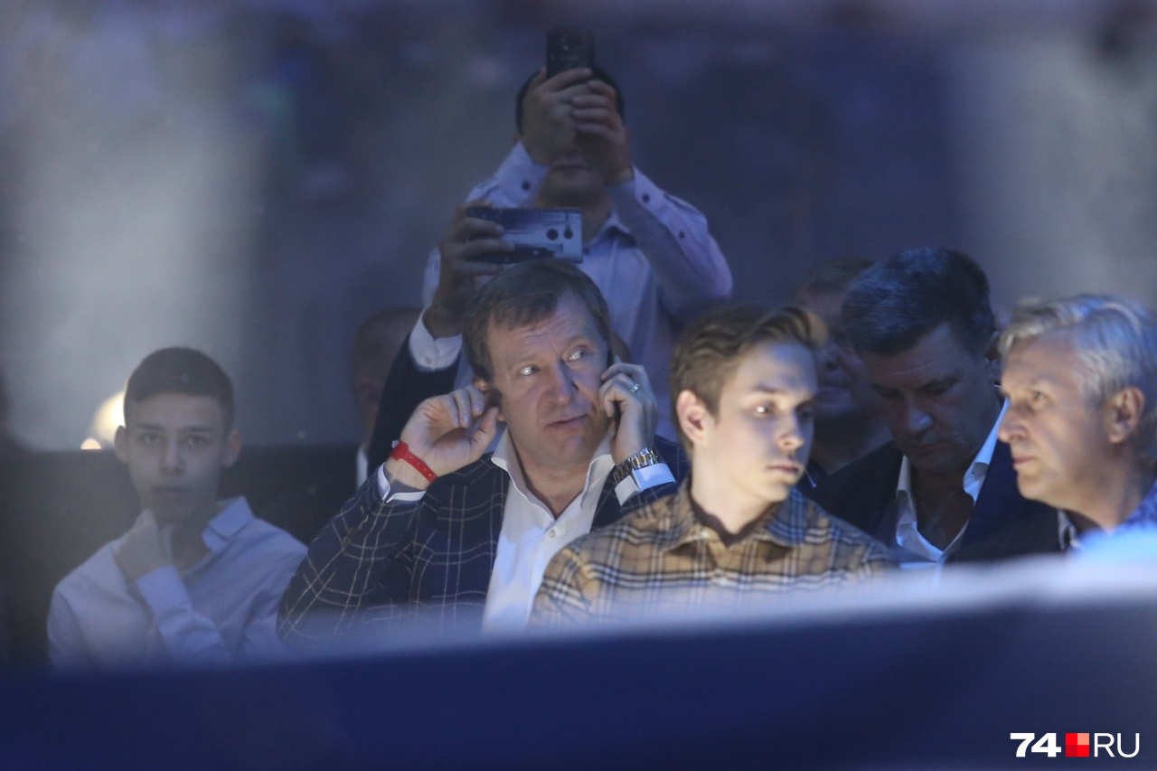 Министр финансов Челябинской области Андрей Пшеницын — один из немногих, кто использовал телефон по прямому назначению, а не для фото и видео