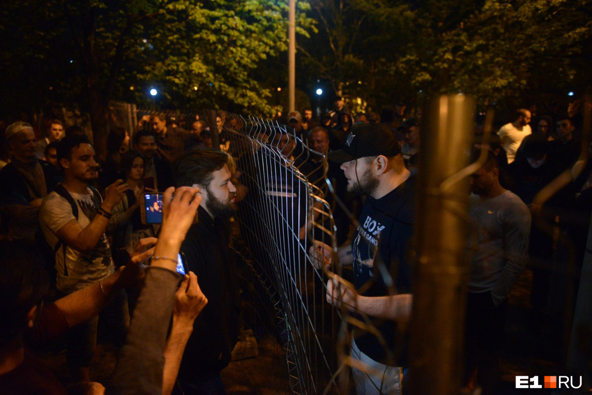 А это первый день протеста: забор охраняют боксеры Академии РМК